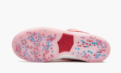 SB Dunk Low Pro “Strange Love”